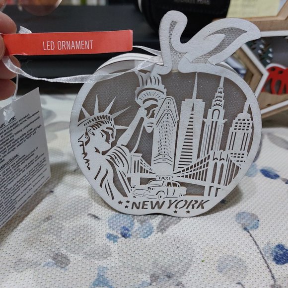 NEW YORK BIG APPLE LED ORNAMENT PRETTY FESTIVE ORNAMENT - Picture 2 of 8